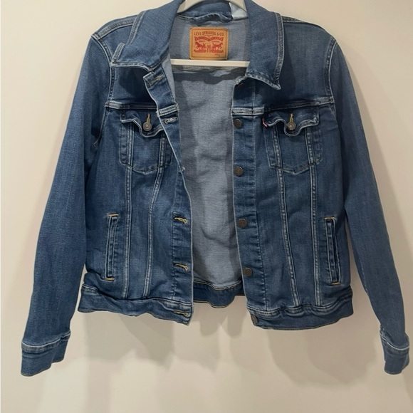 Levi's 
•Denim Blue Trucker Jacket
•Classic 90's Style 
•Casual  
•Size Large - Picture 1 of 8